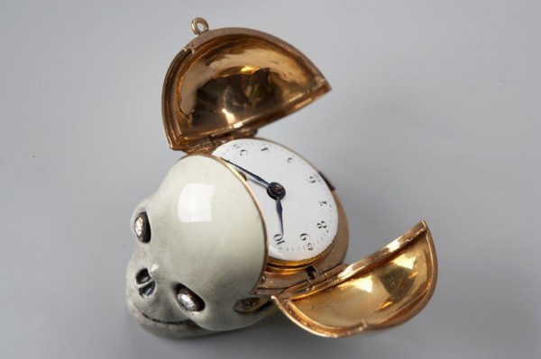 Memento mori, une montre en forme de crâne, Vienne, c. 1820 © musée de l’Horlogerie Beyer Zurich Heures mortelles… En latin « souviens-toi que tu es mortel », Memento mori est une thématique privilégiée dans la lecture du temps. Le crâne est utilisé comme symbole pour rappeler que rien n’est éternel.  L’exposition lausannoise comprend également des modèles plus récents par l’artiste suisse John Armeleder et la designer Fiona Krüger. 