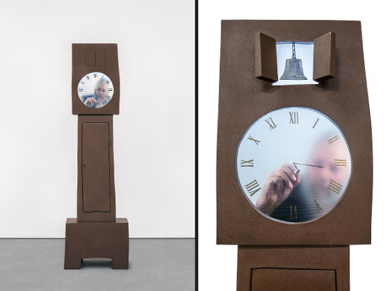 Maarten Baas, Grandfather Clock de la série Real Time, installation vidéo, 2009 © Carpenters Workshop Gallery. Photo : Adrien Millot  Heures dessinées… Designer néerlandais, Baas a créé deux versions de son horloge en temps réel où des acteurs inlassablement effacent et redessinent l’heure qui passe pendant 24 heures, une version Papy pour le « Grandfather Clock » et une version Mamie pour la « Grandmother Clock ». 