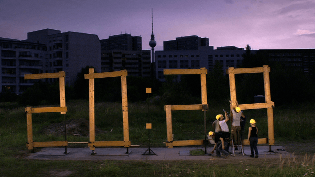 Mark Formanek: Standard Time. 2007 (© Mark Formanek, Datenstrudel) German Formanek commissions 70 workers (in three shifts) to continuously build a digital time display in real time: a work that involves 1,611 changes within a 24 hour period.
