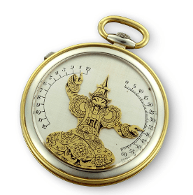 Vacheron Constantin, montre de poche, Genève, 1930 © Vacheron Constantin  Heures mystérieuses… Montre de poche dite « bras-en-l’air ». Le Chinois, sur pression du poussoir situé sur la carrure, lève le bras droit qui indique les heures, et le bras gauche qui indique les minutes. Bel exemple de l’heure mystérieuse qui se cache tant que le pressoir n’est pas appuyé.