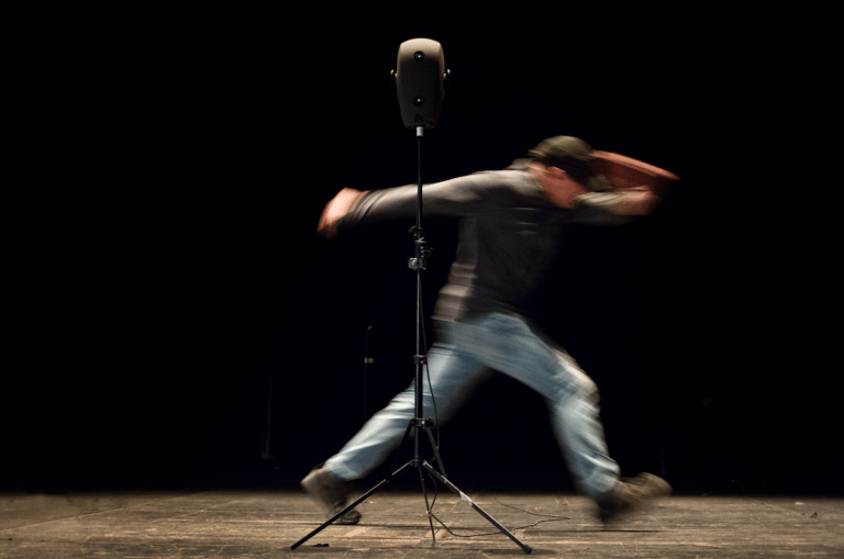 Simon McBurney's virtuoso performance occupies entire stage © Gianmarco Bresadola 
