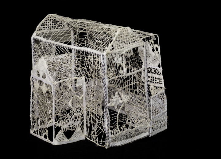 Marie-Rose Lortet (1945), French, works in 3D, a rare occurrence in art brut: Maison de fils : auvent, 1984 cloth, lace and stiffened thread, 25 x 26 x 12 cm Photo : Charlotte Aebischer, Adn-VdL Collection de l’Art Brut, Lausanne